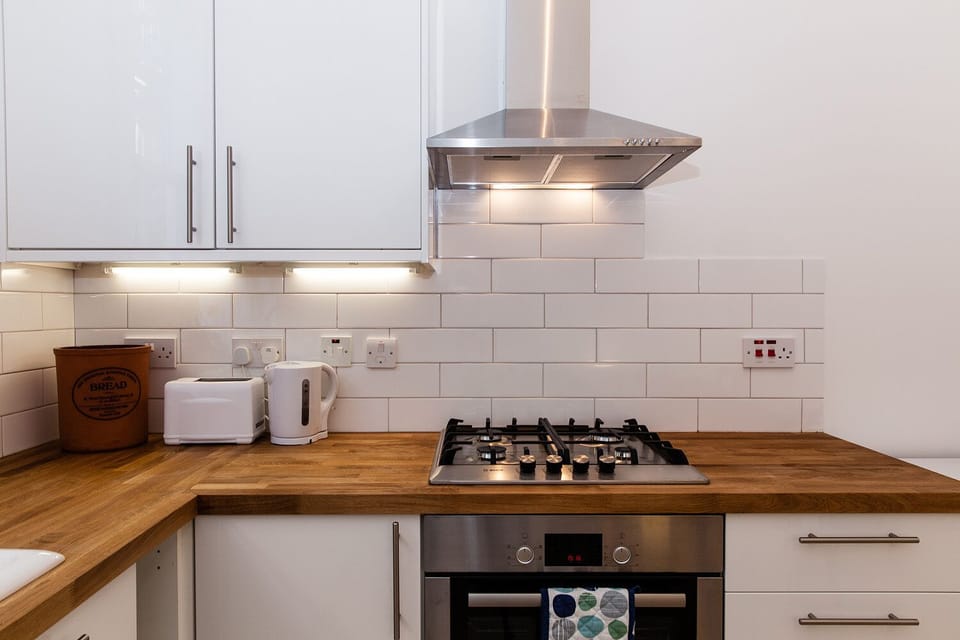...hob, oven, toaster...