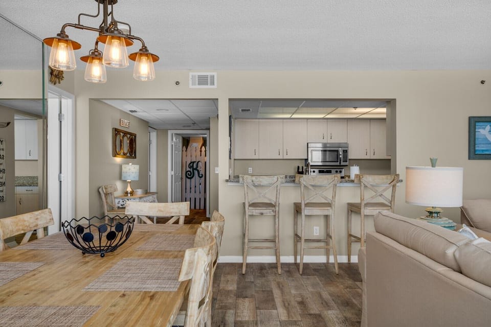 Dining area and breakfast bar