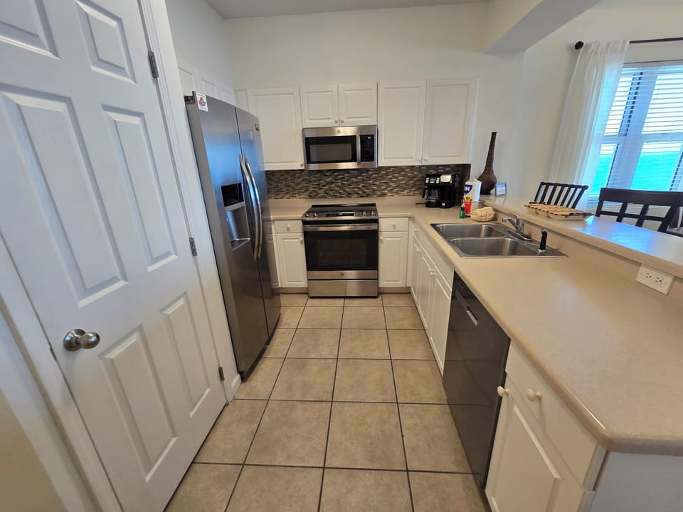 Modern, fully equipped kitchen