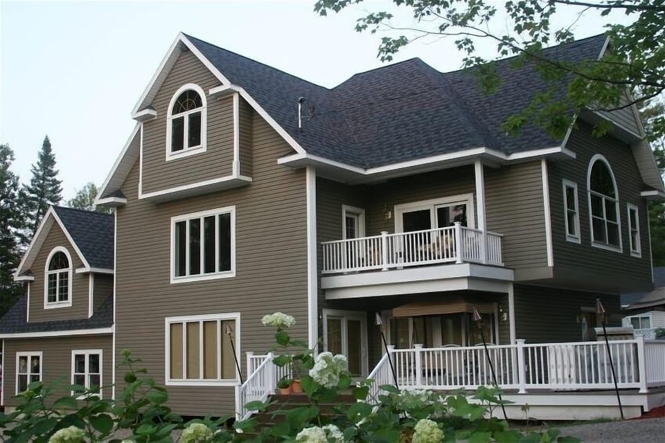 LUXURY WATERFRONT
$2,000. weekly, MAY,JUNE,SEPT. WKLY.
FULL WEEKS ONLY  
4bd/3ba