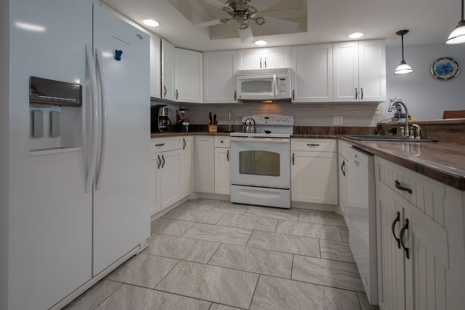 Full kitchen, granite, 26 cf frig, dish washer, glass top stove, micro, etc