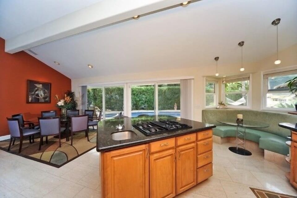 Formal dining for 8, island style gas cooking, breakfast nook