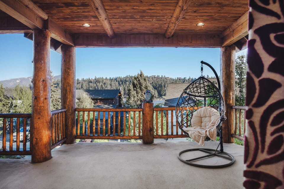Relax on the covered balcony and enjoy peaceful mountain views in comfort!