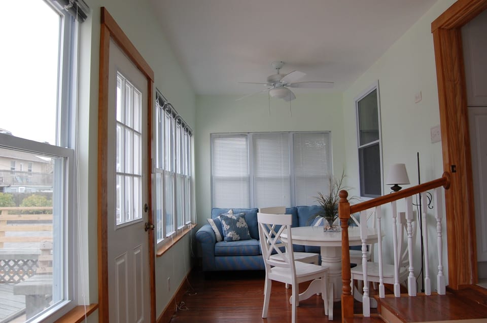 Sun room with Dinette