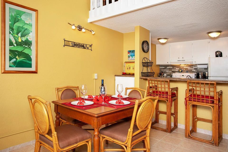 Bright and cheerful dining area and kitchen.