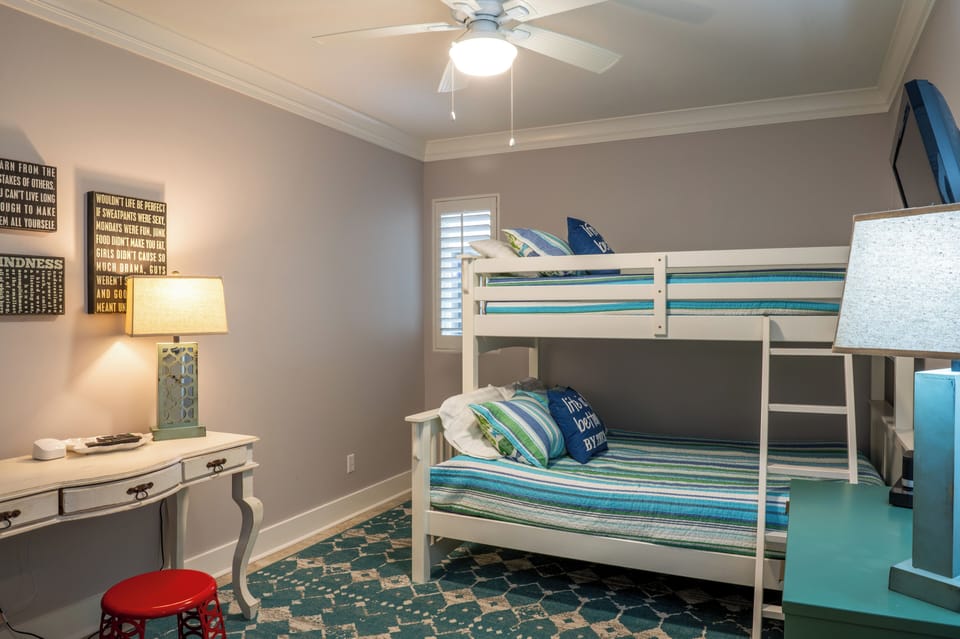 Bunkroom - perfect for kids and adults
with a queen bed on the lower bunk. 