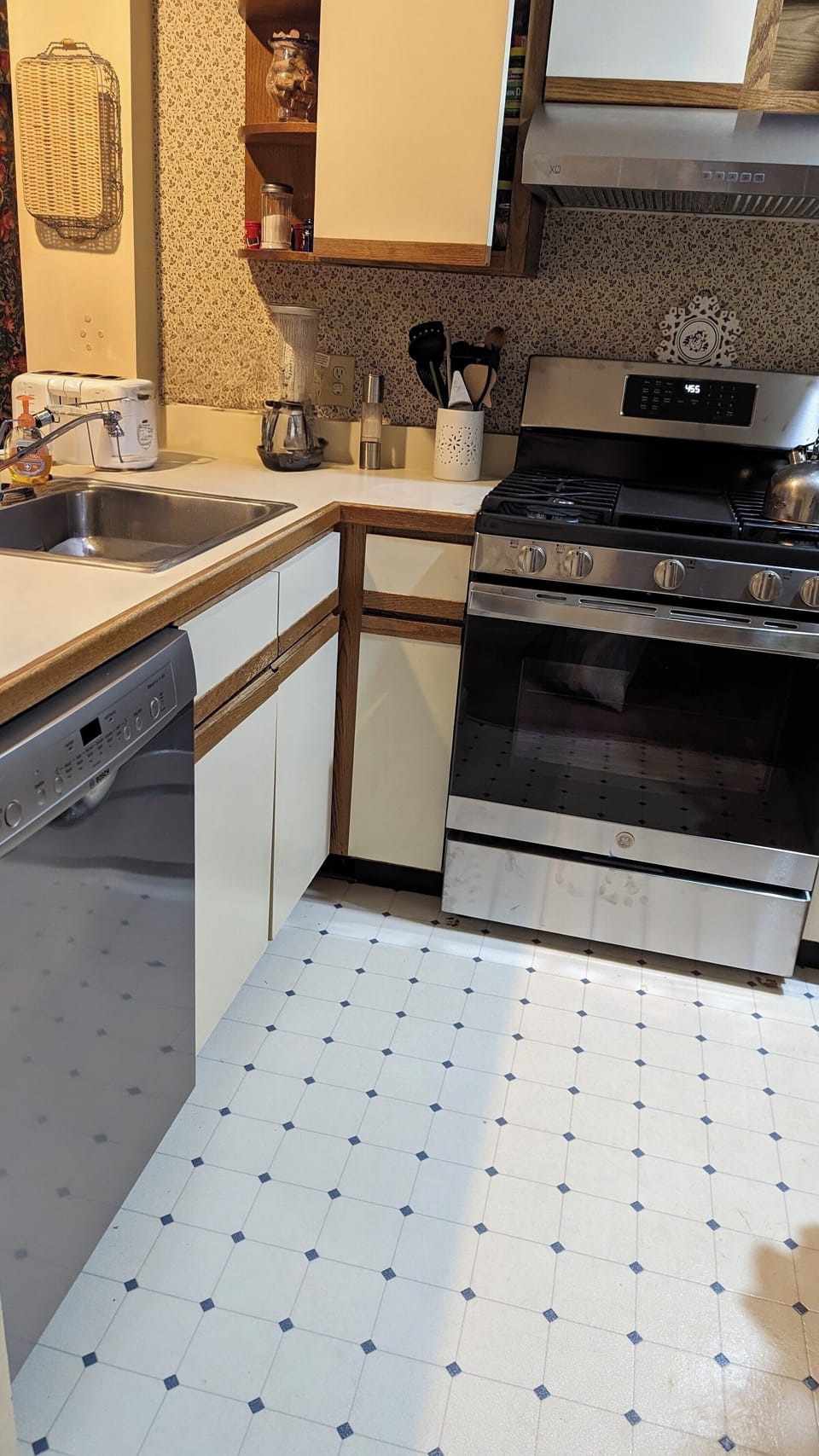 Kitchenette (new stove)