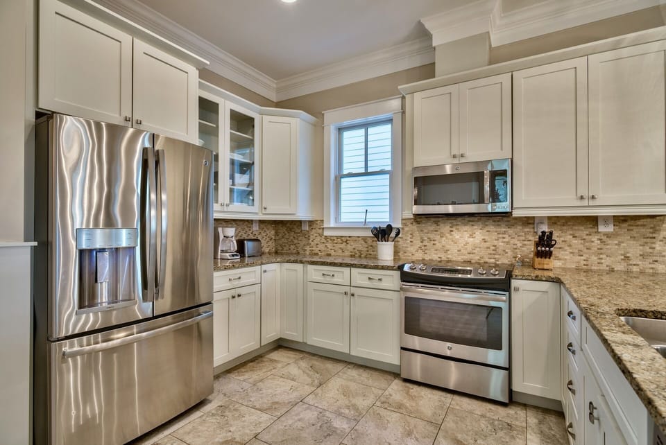 Spacious fully equipped high-end Kitchen perfect for preparing family meals!