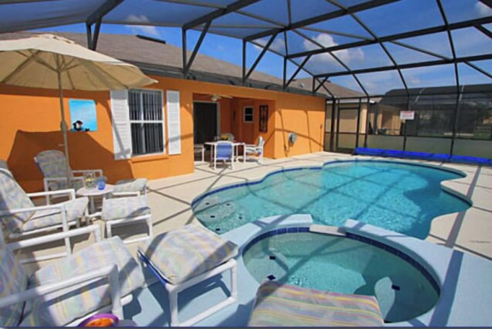 Pool/SPA, loungers, patio set, Lanai, BBQ, etc
