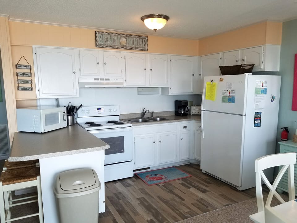 East kitchen and bar seating for 2