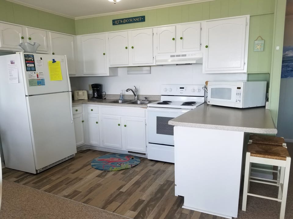 West kitchen and bar seating for 2