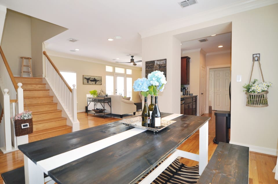 Dinning area next to kitchen