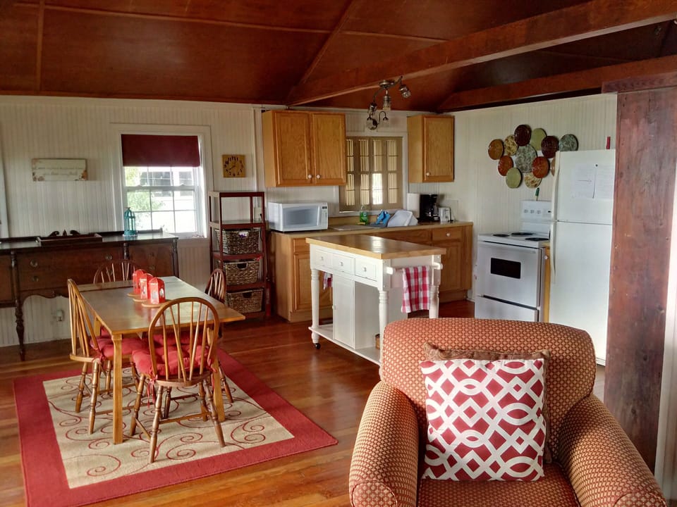 Kitchen, Dining area
