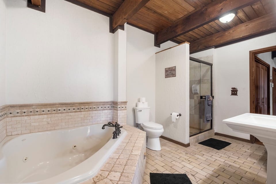 Jack n Jill bathroom between the Queen room and bunk room. (Please note: the jets do not run.)