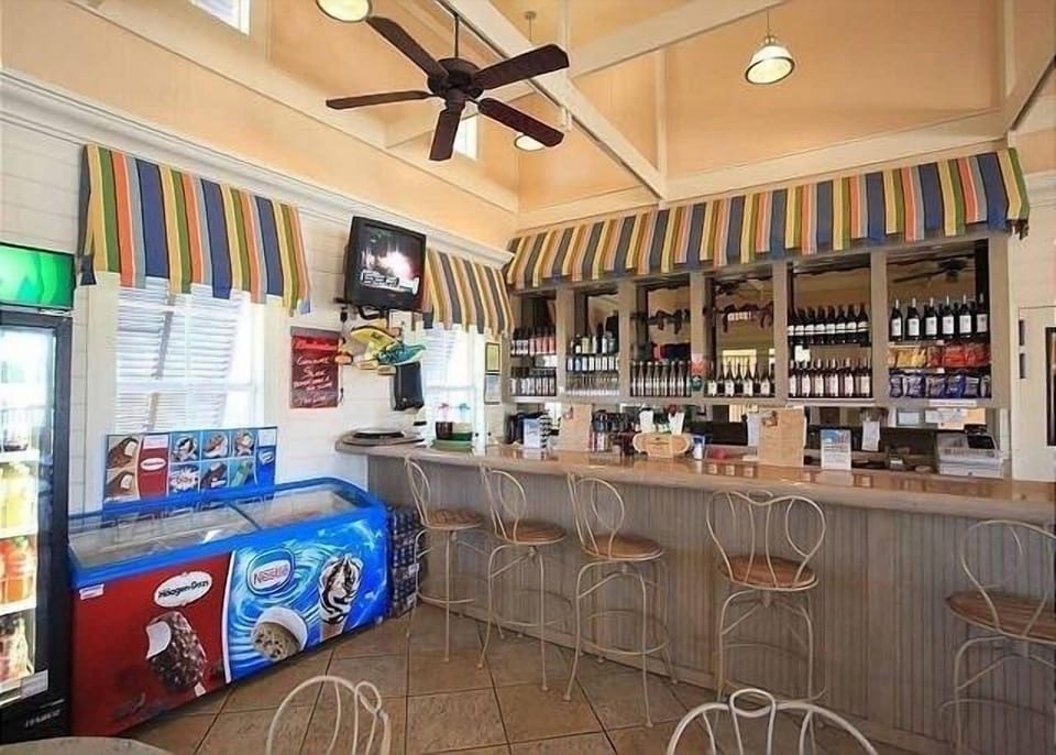 Grill and restaurant at pool.