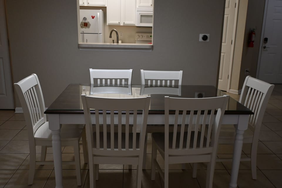 Separate dining area (seats 6)