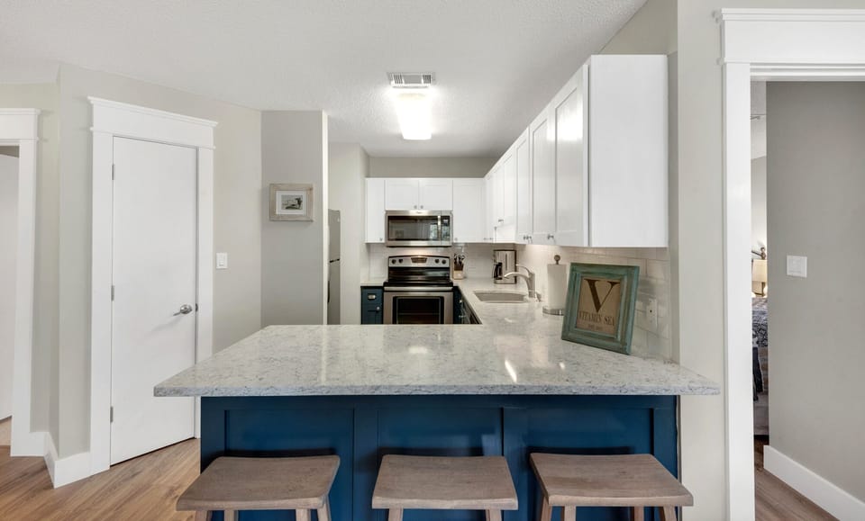 Fully equipped kitchen with lots of counter space for prep workand entertainment
