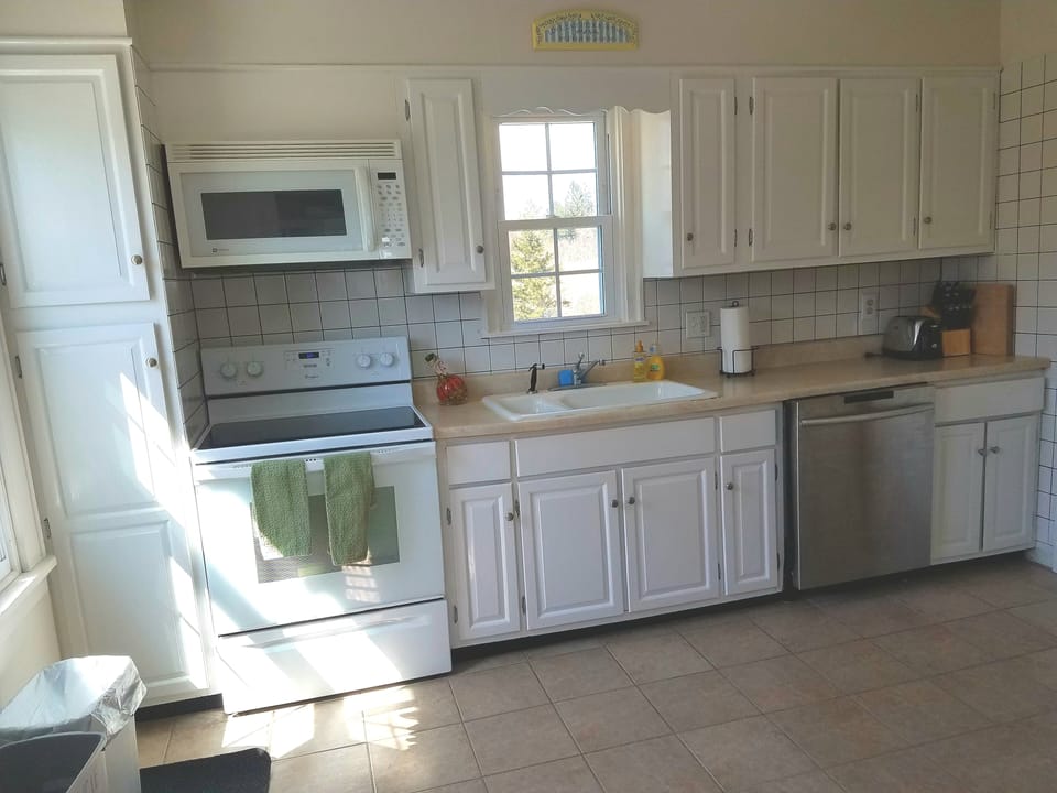 A bright and cheery kitchen