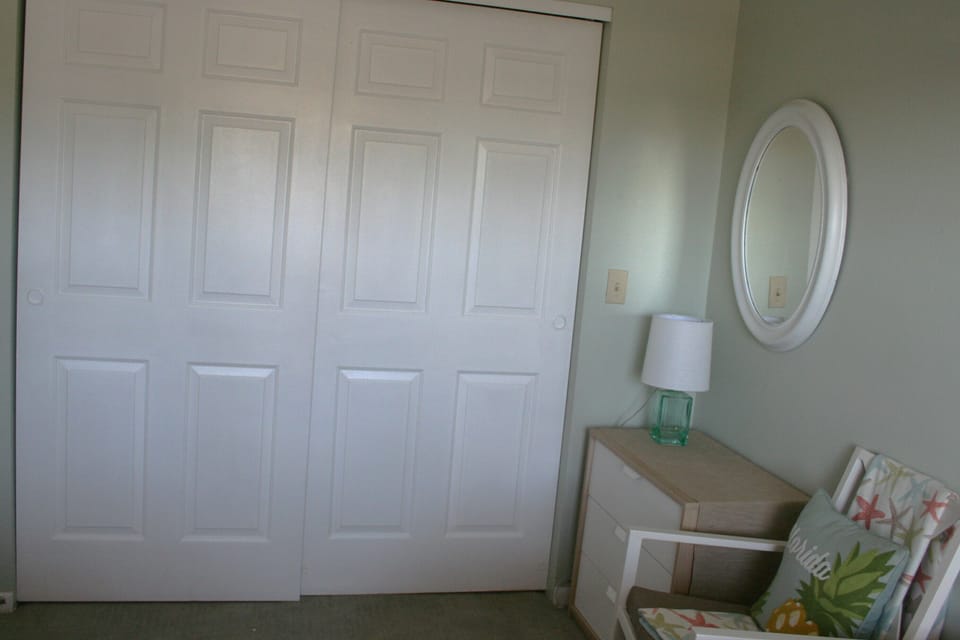 Twin bedroom, full closet