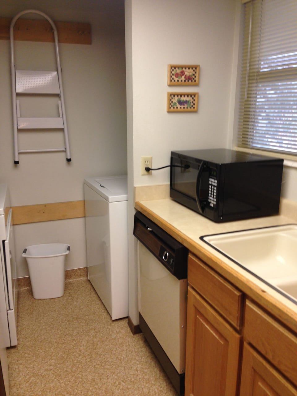 Kitchen showing Laundry Room attached