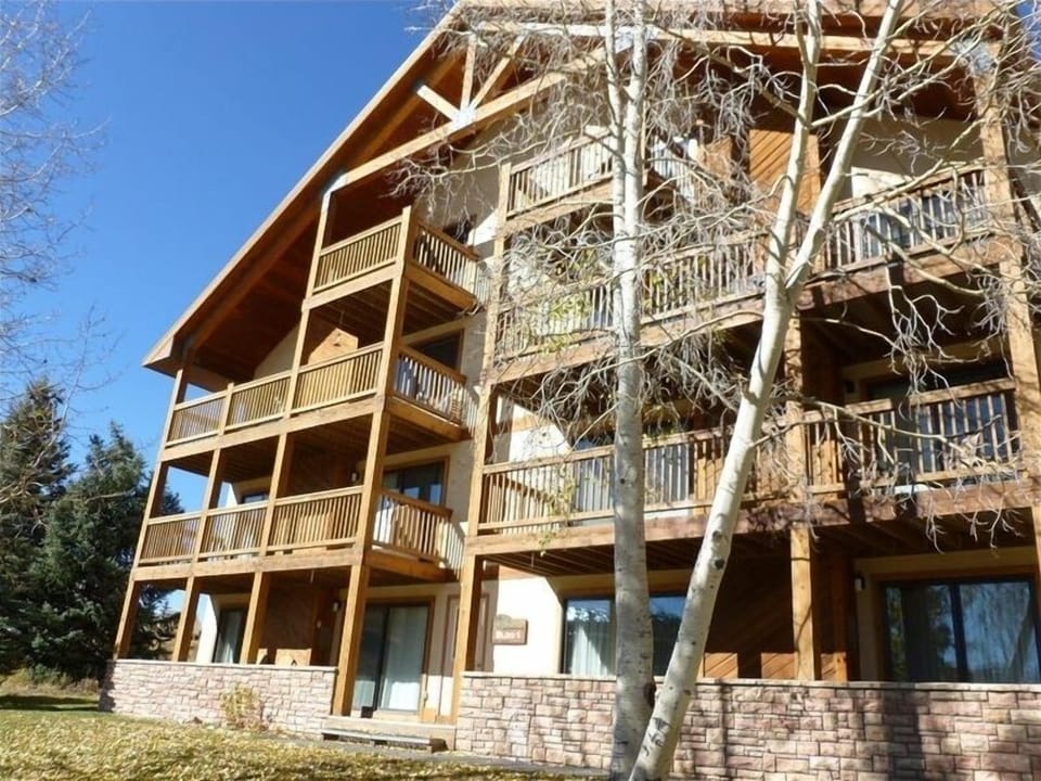 Building view, ground floor, 4 minutes walk to ski lift