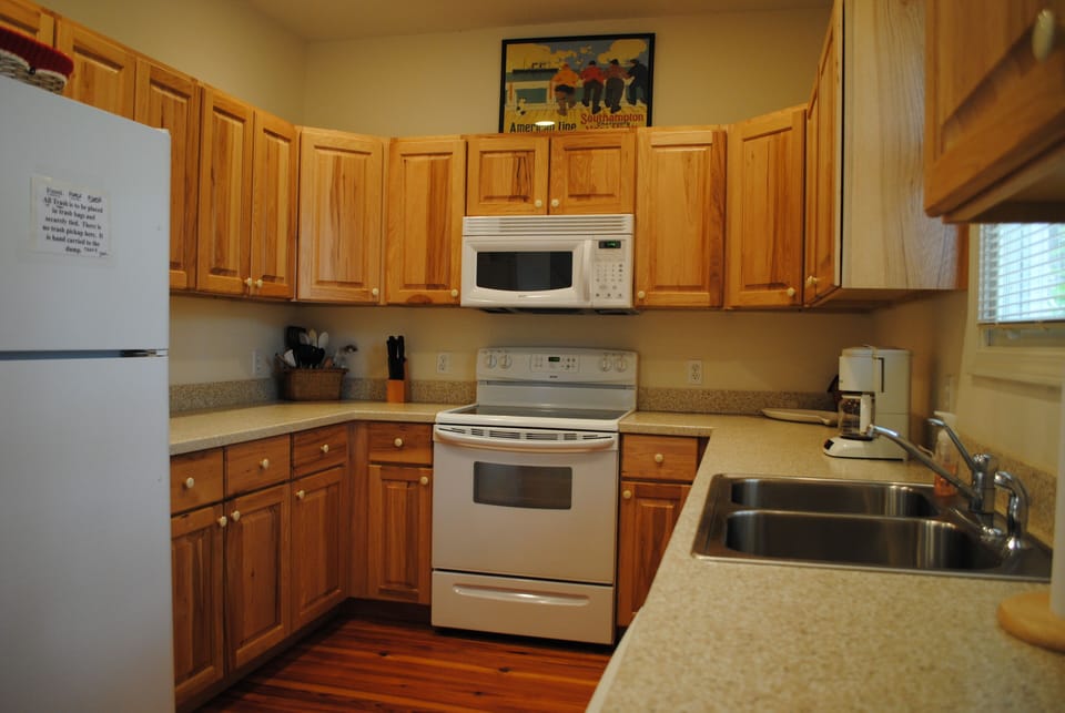 Fully equipped Kitchen with oven, microwave, Mr. Coffee maker and blender