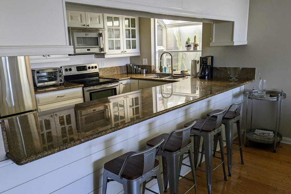 Kitchen/dining area counter-bar has additional seating for 4