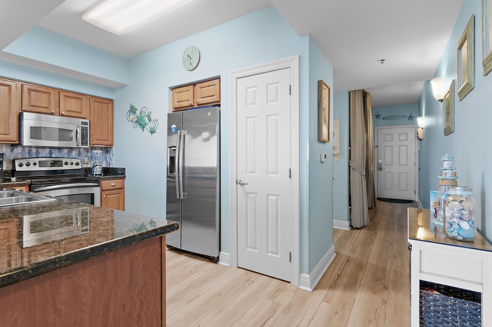 Refrigerator / Freezer with ice maker and filtered water dispenser