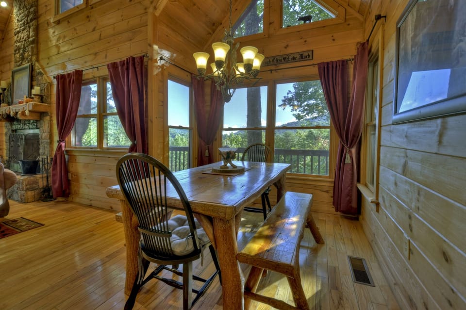 Have a little dinner with your view!