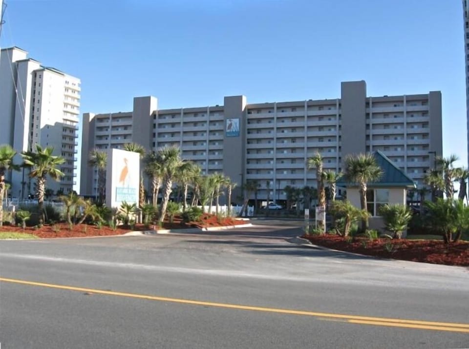 Beautifully Landscaped Navarre Beach Regency