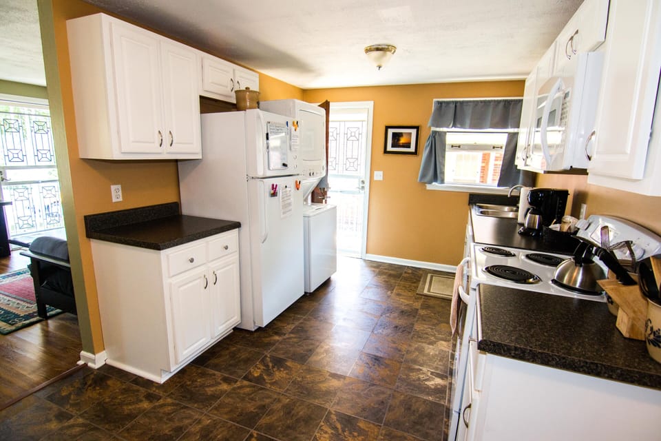 Plenty of space for cooking and we provide local Bongo Java coffee for your stay