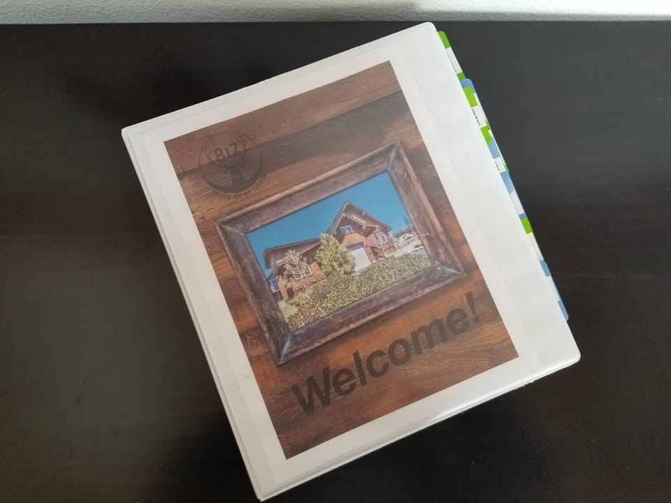 Guest book with everything you need to know about the house and area. 