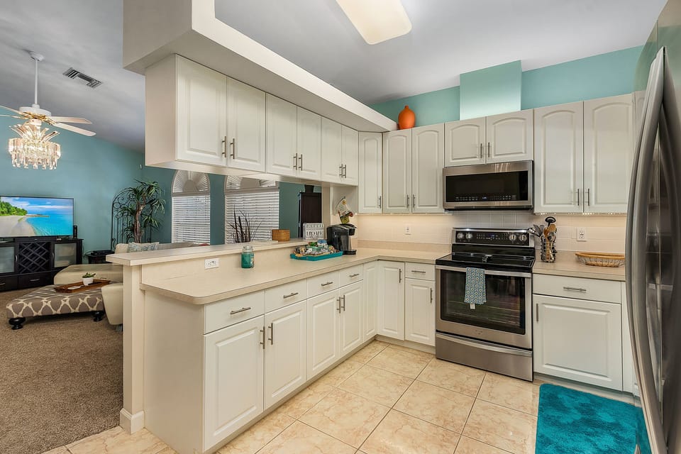 Kitchen has it all! Keurig coffee maker, blender, toaster, serving dishes, etc.