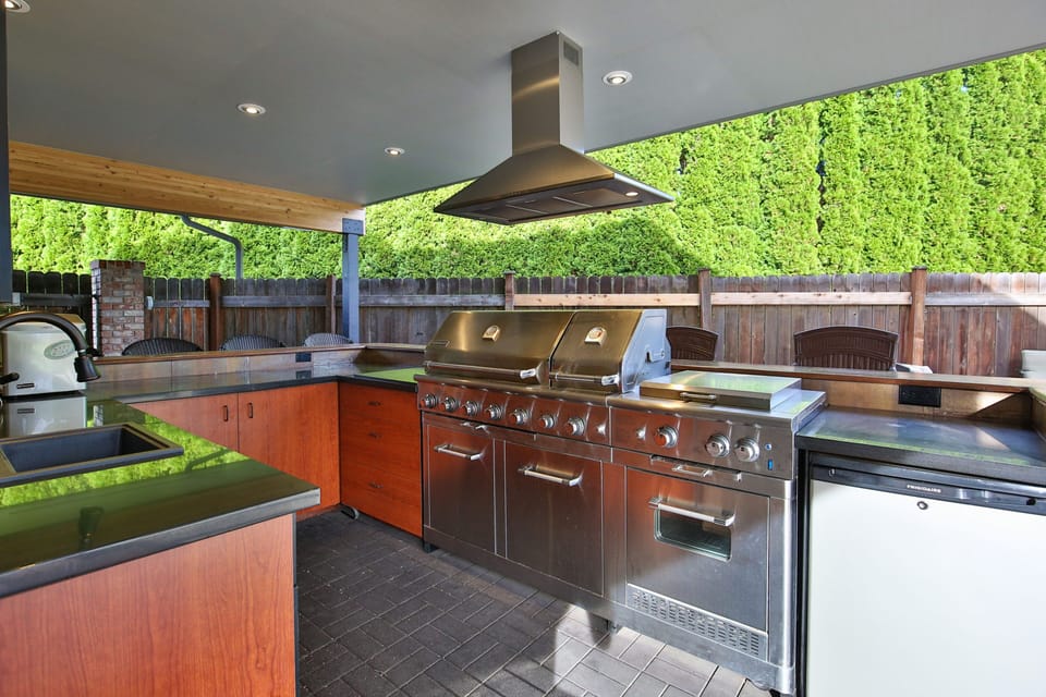 Outdoor Kitchen, with Flat Screen TV! BBQ while watching Football!