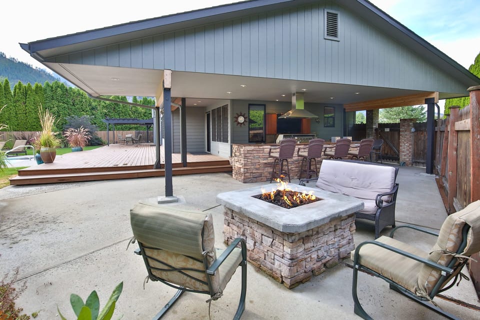 Cozy Outdoor Gas Fire Pit