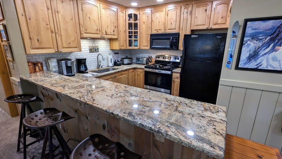 Beaver Creek West Condo V-3 fully-equipped kitchen with breakfast bar 