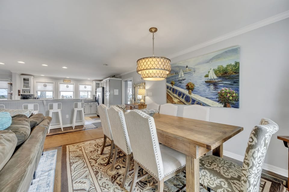 Dining Area (Seats 8)