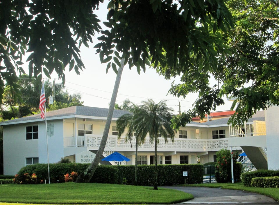Essex House, a quiet place in the middle of Old Naples high end residential area