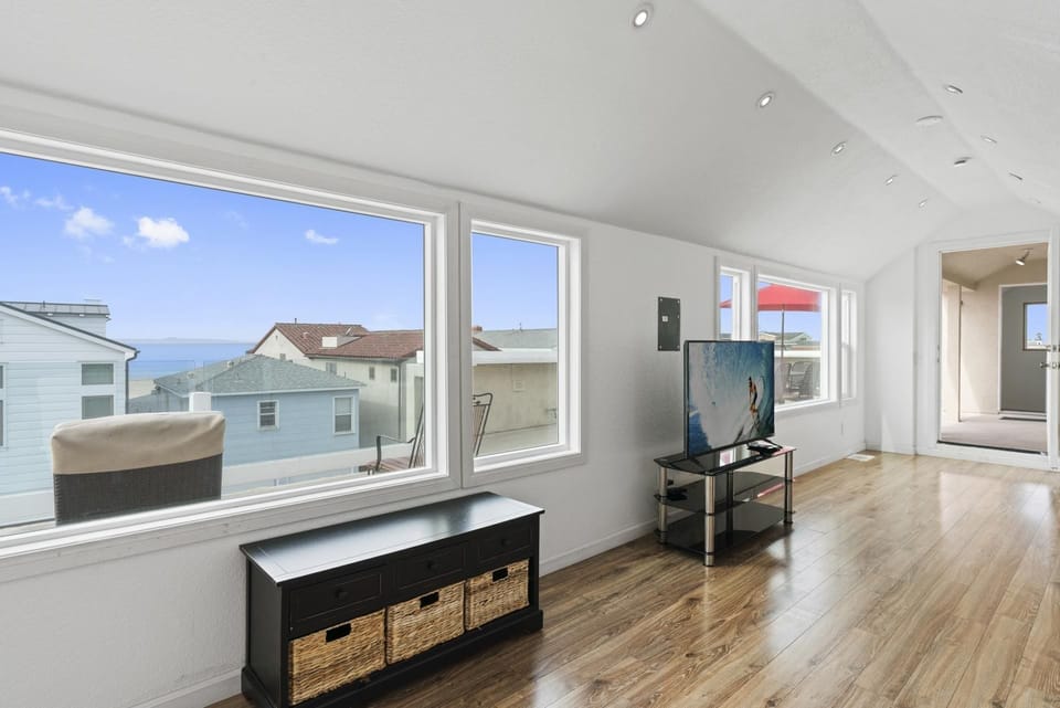 Enclosed third level bonus room provides two full-size futon sofabeds, linens, and TV. Check listing for age appropriate use, as it's not completely connected to main upper unit.
                