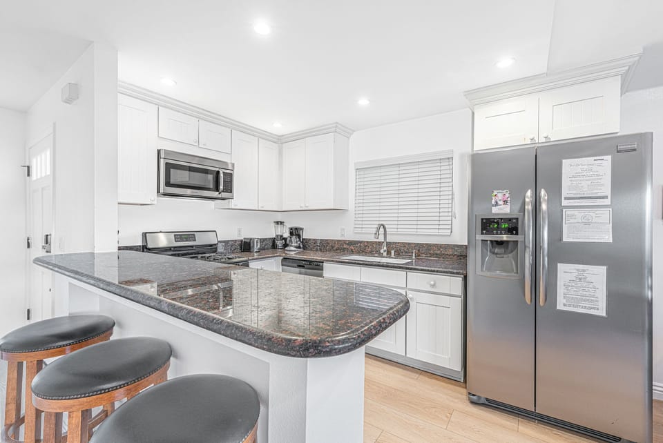 Breakfast counter w/ barstool seating for 2 is also included in the kitchen, making meal prep a social affair!
                
