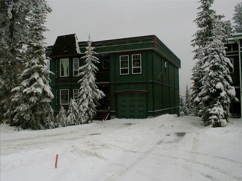 Flat driveway for easy loading of your skis and supplies.
