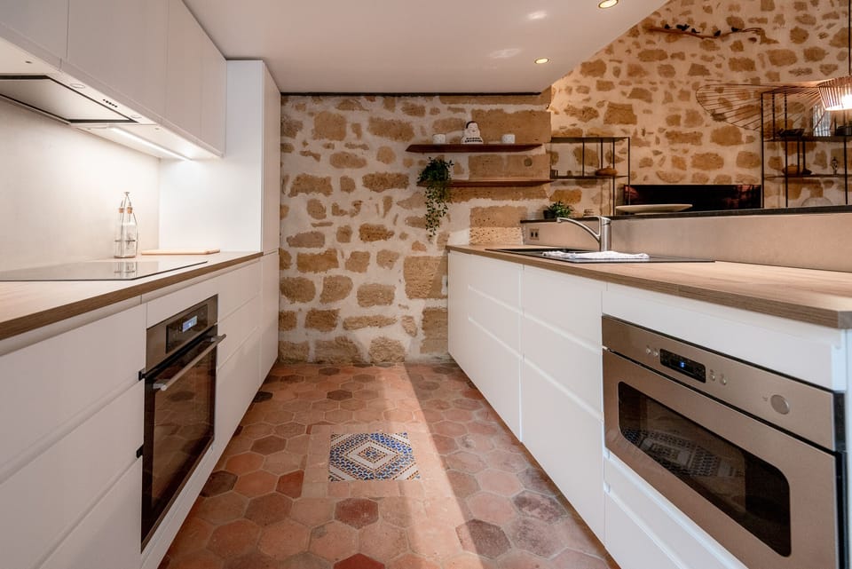 Apt. Kitchen is modern & 
fully equipped.