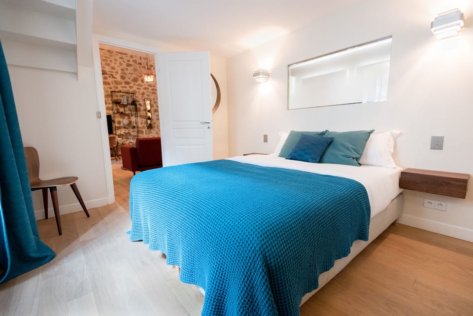 Master Bedroom -has direct acces to the living room