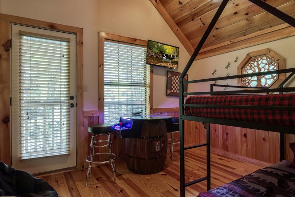 Pet Friendly Chalet in Pigeon Forge "Treeside" - Upper level loft area with arcade game