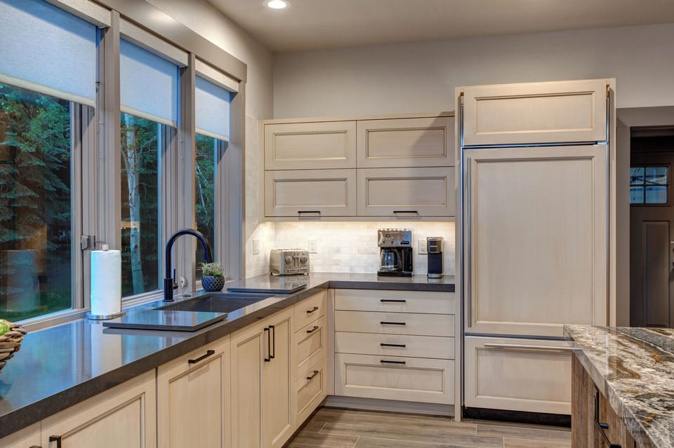 Large Subzero Refrigerator, Well-stocked Kitchen Cabinets