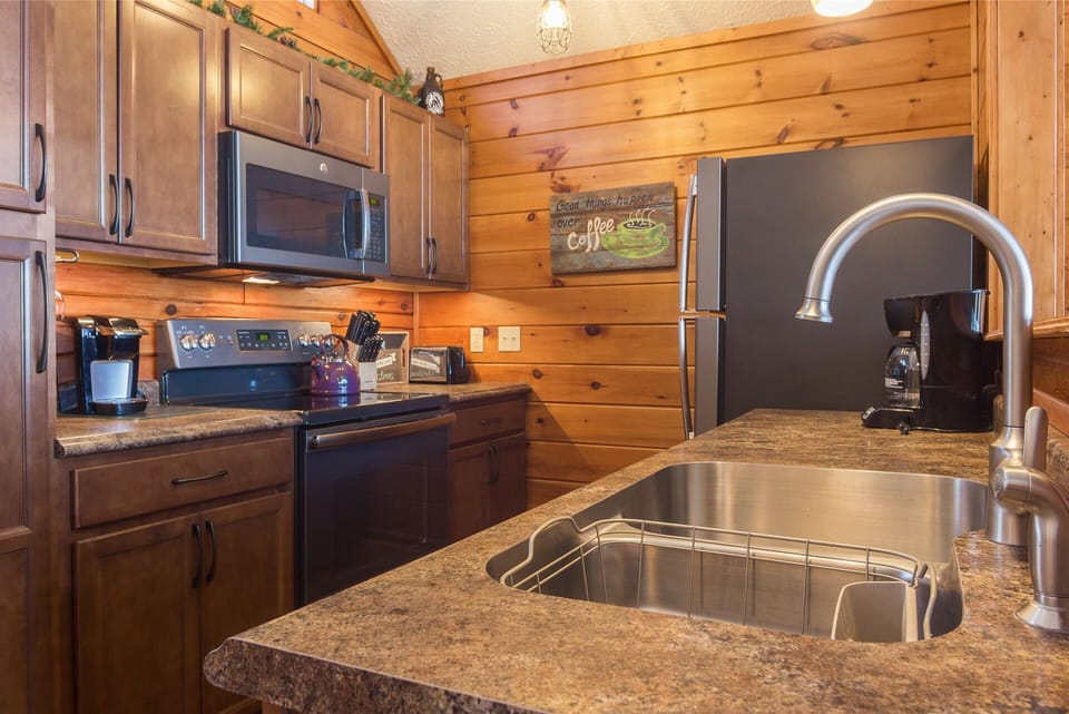 Fully equipped with bakeware, small appliances - everything you need to dine in!