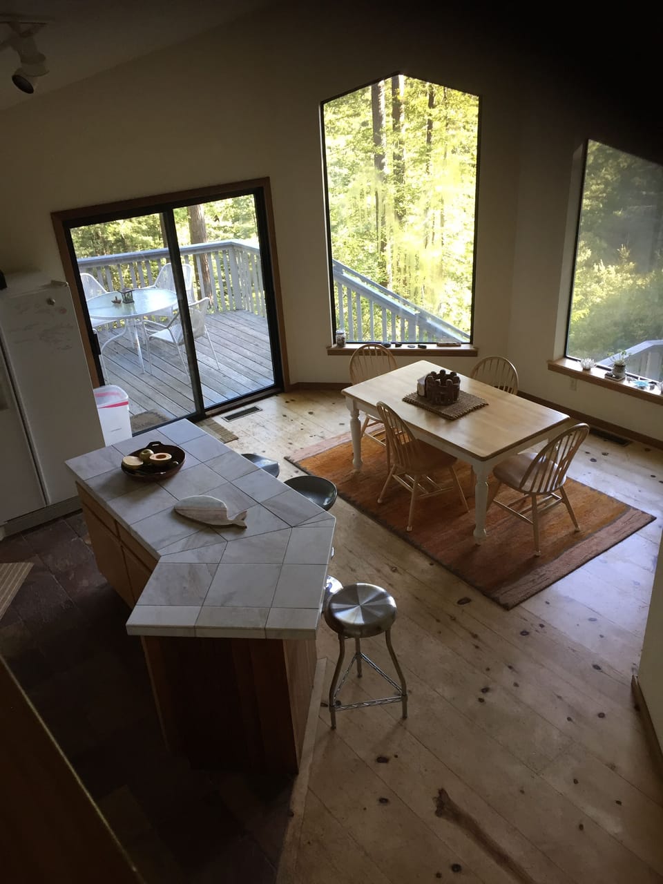 dining area, kitchen counter