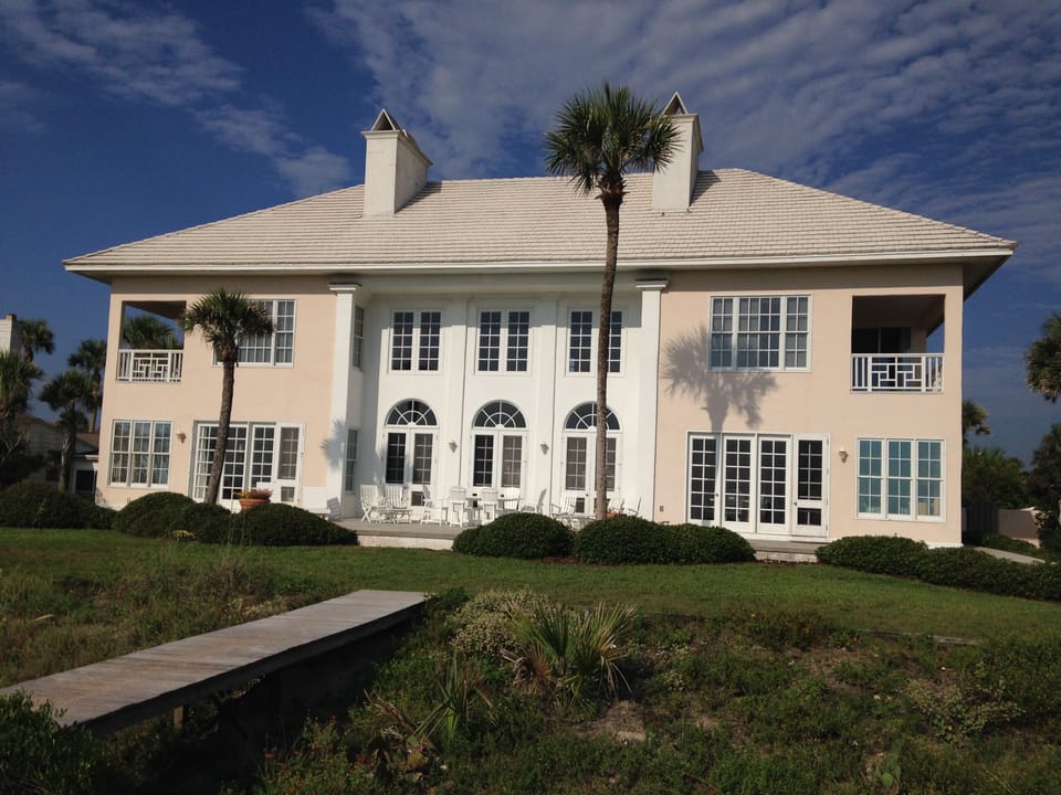 Welcome to the best week of your life! Ideally located b/w the PV Club & Lodge! 