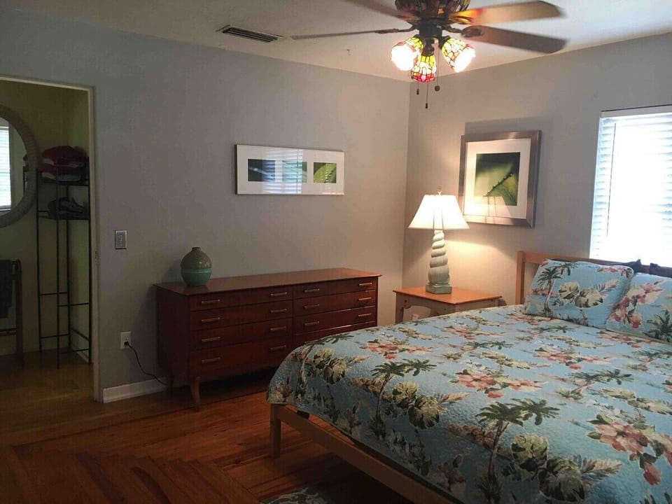 Bedroom door to hall and bathroom 