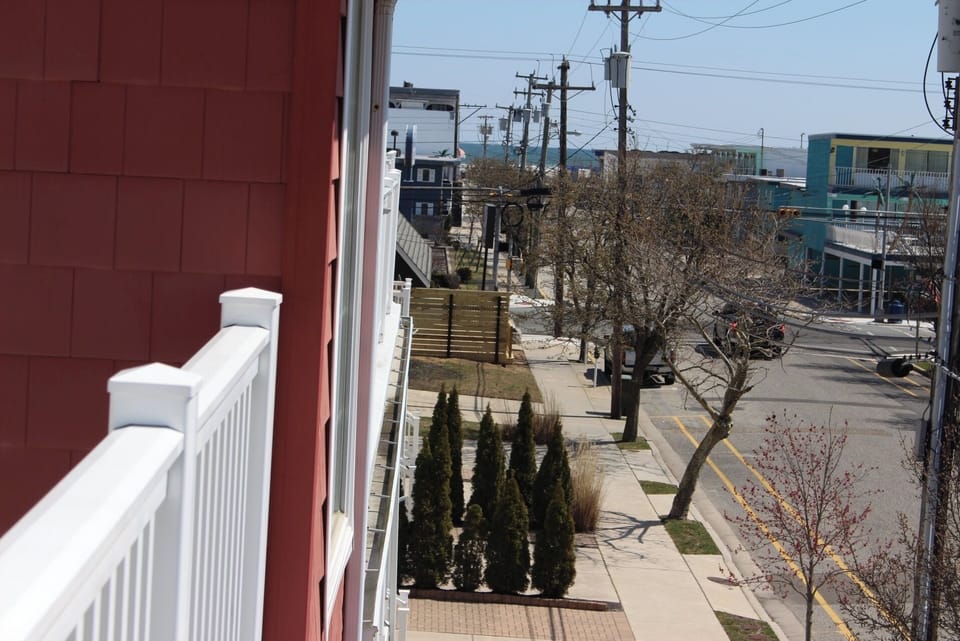1 1/2 Blocks to beach